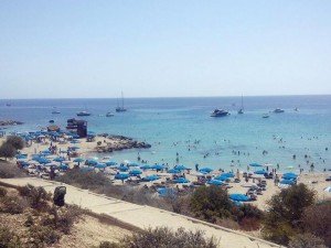 Пляж в бухте Коннос (Konos bay).